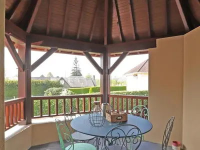 Balcon ou terrasse dans l'établissement Maison confortable avec jardin fleuri et spa, proche de la Suisse Normande - FR-1-497-188