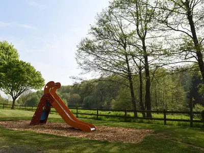 Aire de jeux pour enfants de l'établissement Maison confortable avec jardin fleuri et spa, proche de la Suisse Normande - FR-1-497-188