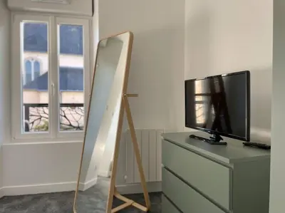 Télévision ou salle de divertissement dans l'établissement Logis de la Pomme d'Or x Melrose