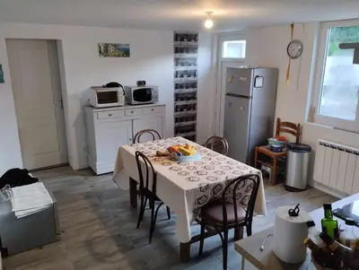 Cuisine ou kitchenette dans l'établissement Maison rénovée