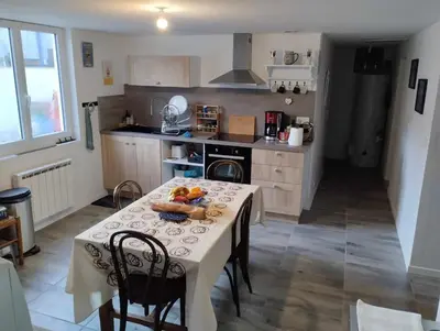 Cuisine ou kitchenette dans l'établissement Maison rénovée