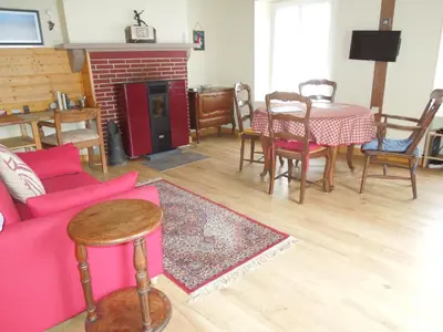 Coin salon dans l'établissement Chez Pauline, Gavray. House with secure parking, Wi-Fi & garage.