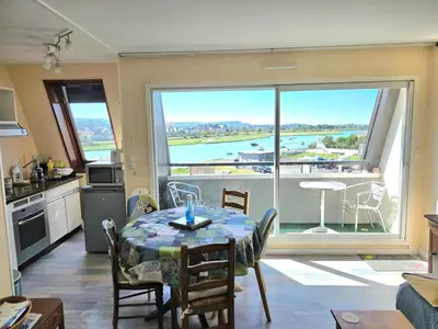 Cuisine ou kitchenette dans l'établissement Duplex mer F2 TV Fibre 5 vélos à disposition