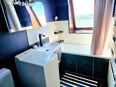 Salle de bains dans l'établissement Duplex mer F2 TV Fibre 5 vélos à disposition