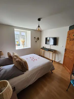 Télévision ou salle de divertissement dans l'établissement la Coquierrerie
