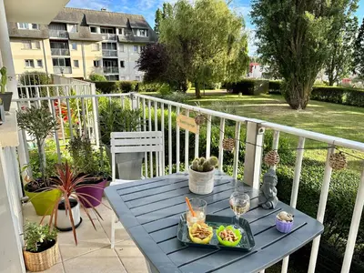 Balcon ou terrasse dans l'établissement Charmant 2 pièces, balcon, proche centre-ville Cabourg, 4 pers, parking sécurisé - FR-1-487-360