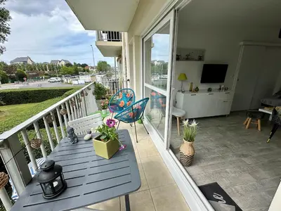Balcon ou terrasse dans l'établissement Charmant 2 pièces, balcon, proche centre-ville Cabourg, 4 pers, parking sécurisé - FR-1-487-360