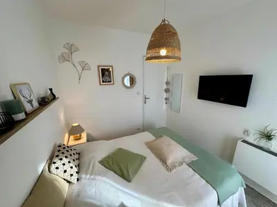 Un ou plusieurs lits dans un hébergement de l'établissement Charmant 2 pièces, balcon, proche centre-ville Cabourg, 4 pers, parking sécurisé - FR-1-487-360