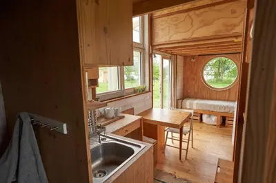 Cuisine ou kitchenette dans l'établissement Tiny house near the Mont-Saint-Michel