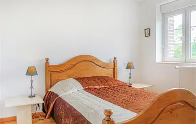 Un ou plusieurs lits dans un hébergement de l'établissement 2 Bedroom Amazing Apartment In Ponts
