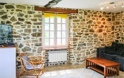 Coin salon dans l'établissement Gorgeous Apartment In Ponts With Wifi