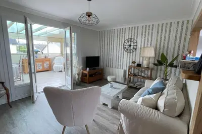 Télévision ou salle de divertissement dans l'établissement Maison vue mer Omaha Beach