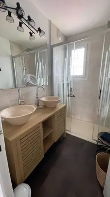 Salle de bains dans l'établissement Maison vue mer Omaha Beach