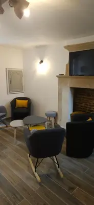 Coin salon dans l'établissement les deux pieds sous la couette