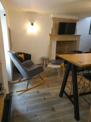 Coin salon dans l'établissement les deux pieds sous la couette