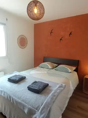 Un ou plusieurs lits dans un hébergement de l'établissement A 50 m de la plage, appartement de 35 m2 : Les pieds salés