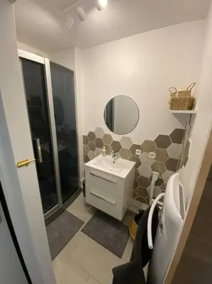Salle de bains dans l'établissement A 50 m de la plage, appartement de 35 m2 : Les pieds salés