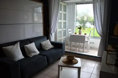 Coin salon dans l'établissement Le Petit Matelot, studio fonctionnel avec loggia