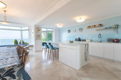 Cuisine ou kitchenette dans l'établissement Manava Villa vue mer et Mont Saint Michel piscine intérieure