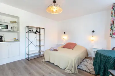 Un ou plusieurs lits dans un hébergement de l'établissement Manava Villa vue mer et Mont Saint Michel piscine intérieure