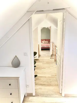 Un ou plusieurs lits dans un hébergement de l'établissement Maison Mer & Jardin Ouistreham Riva-Bella