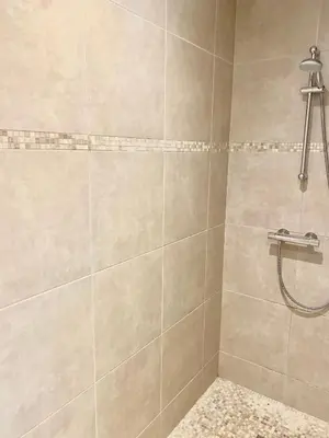 Salle de bains dans l'établissement Maison Mer & Jardin Ouistreham Riva-Bella