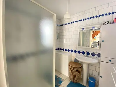 Salle de bains dans l'établissement Holiday Home in Normandy near Sandy Beach