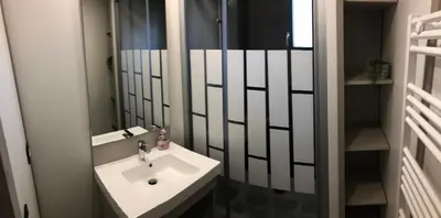 Salle de bains dans l'établissement Cottage Jullouville récent l'Edune résidence vacances - plage 150 m -piscine - Wifi