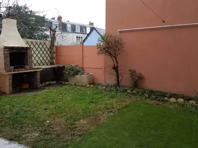 Jardin de l'établissement L'atelier, appart avec jardin à 100 m de la mer.