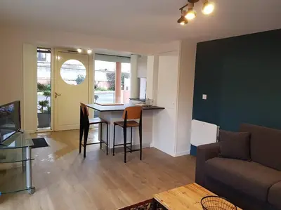 Télévision ou salle de divertissement dans l'établissement L'atelier, appart avec jardin à 100 m de la mer.