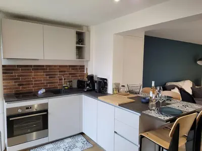 Cuisine ou kitchenette dans l'établissement L'atelier, appart avec jardin à 100 m de la mer.