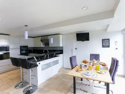 Cuisine ou kitchenette dans l'établissement Chez Henri et Fée