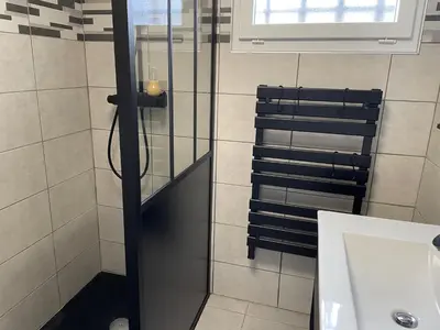 Salle de bains dans l'établissement Maison de la Mer