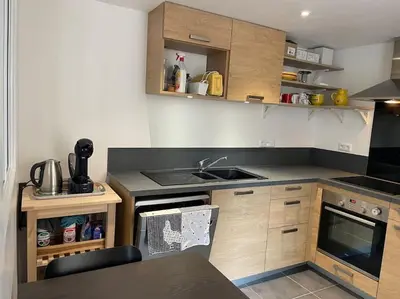 Cuisine ou kitchenette dans l'établissement Maison de ville avec parking - Caen centre