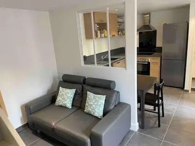 Cuisine ou kitchenette dans l'établissement Maison de ville avec parking - Caen centre
