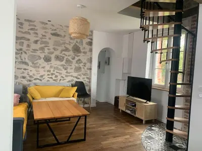 Télévision ou salle de divertissement dans l'établissement La maisonnette de la gare