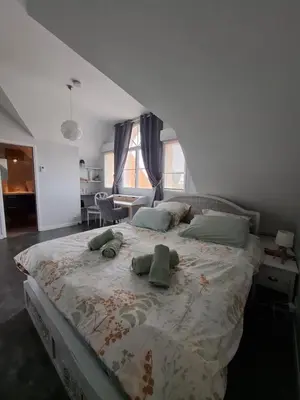 Un ou plusieurs lits dans un hébergement de l'établissement Chambre Hugues entre Caen et la mer avec piscine