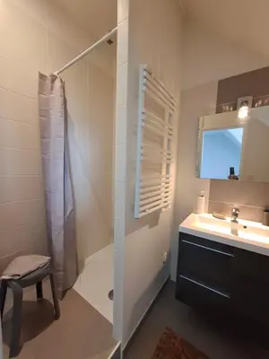 Salle de bains dans l'établissement Chambre Hugues entre Caen et la mer avec piscine