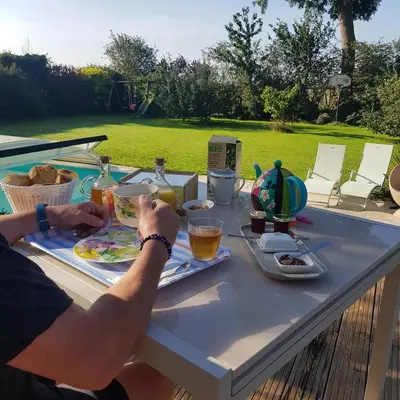 Boissons dans l'établissement Chambre Hugues entre Caen et la mer avec piscine