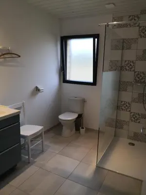 Salle de bains dans l'établissement Gîtes des Embruns