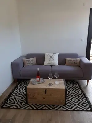 Coin salon dans l'établissement L'Escapade T1 de 30 m2 neuf.
