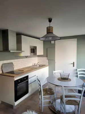 Cuisine ou kitchenette dans l'établissement Le cours Donville, appart neuf à 100m de la mer
