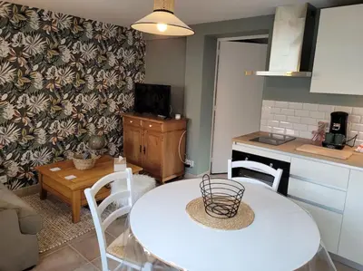 Cuisine ou kitchenette dans l'établissement Le cours Donville, appart neuf à 100m de la mer