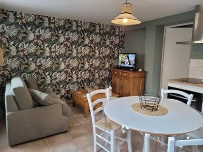Coin salon dans l'établissement Le cours Donville, appart neuf à 100m de la mer