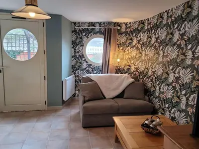 Coin salon dans l'établissement Le cours Donville, appart neuf à 100m de la mer