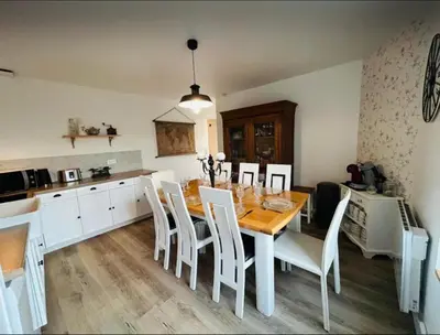 Cuisine ou kitchenette dans l'établissement Gîte gold beach - Logis des hirondelles classé 4 étoiles
