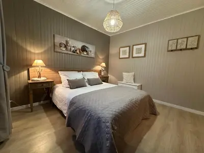 Un ou plusieurs lits dans un hébergement de l'établissement Gîte gold beach - Logis des hirondelles classé 4 étoiles