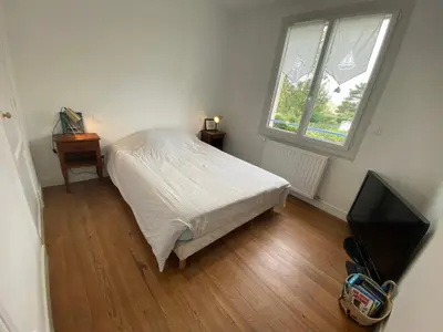 Un ou plusieurs lits dans un hébergement de l'établissement La maison bleue vacance et jardin, la mer à 550 m