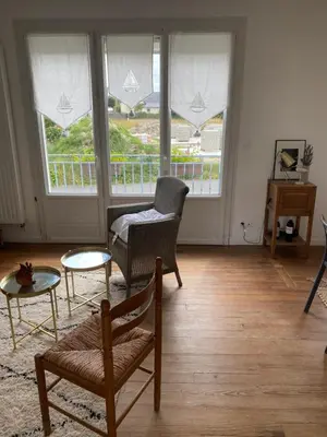 Coin salon dans l'établissement La maison bleue vacance et jardin, la mer à 550 m