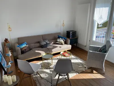 Coin salon dans l'établissement La maison bleue vacance et jardin, la mer à 550 m